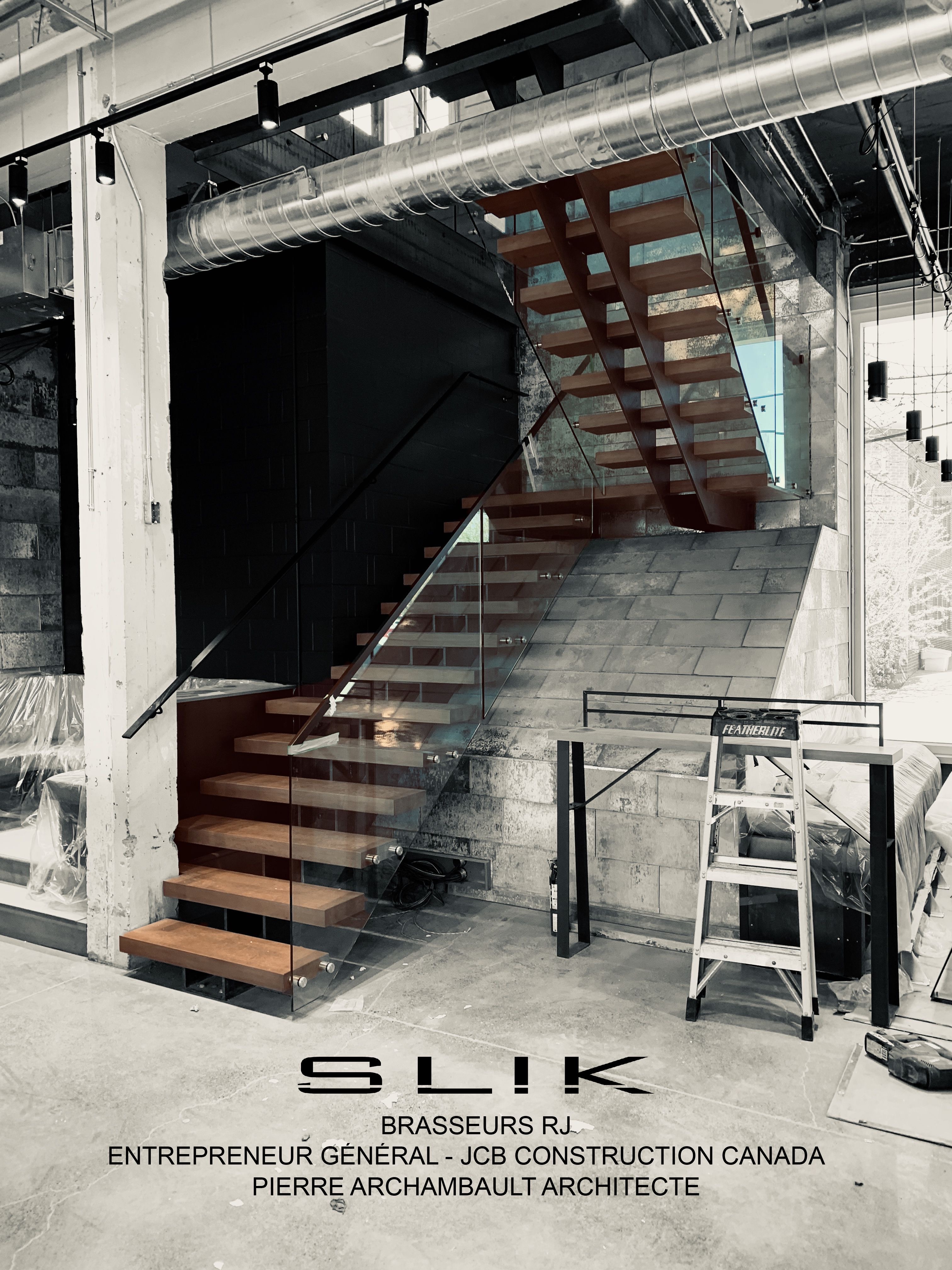 Escalier commercial sur mesure alliant design, sophistication et sécurité.