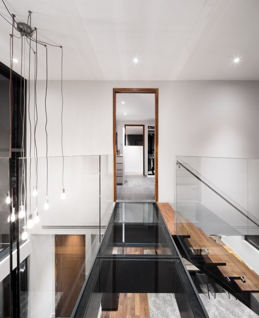Un escalier intérieur optimisant l'espace, idéal pour sublimer l’aménagement intérieur.
