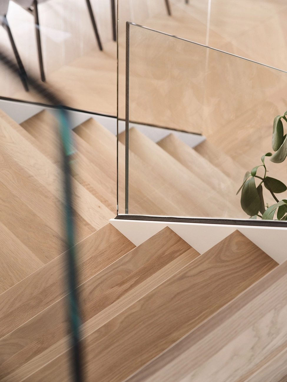 Réalisation d'escalier en verre et en bois par Slik Entreprise.