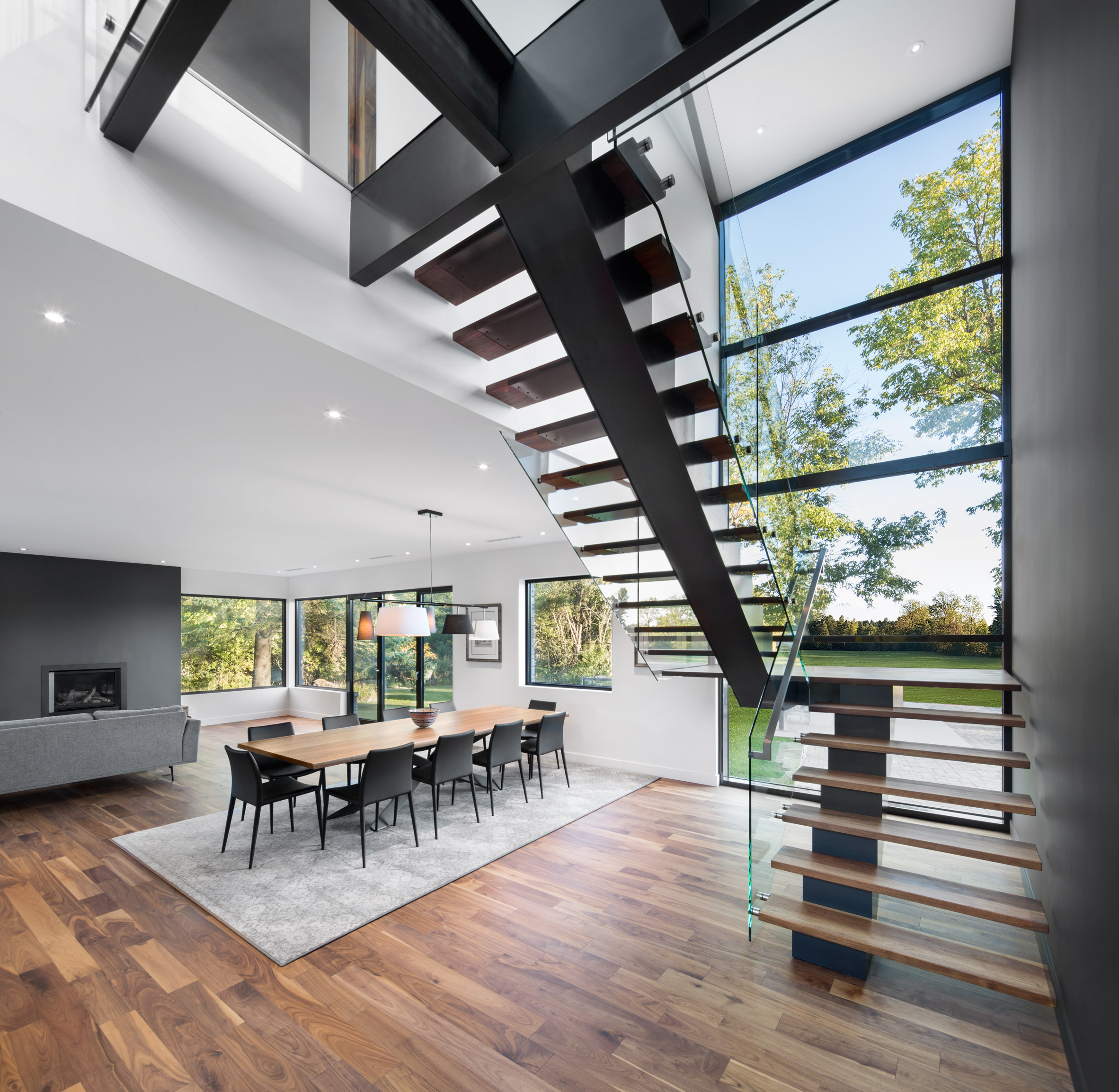 Pour un look chic et moderne, optez pour un escalier de verre et bois avec limon central